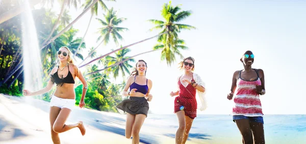 Znajomych kobiet, zabawy na plaży — Zdjęcie stockowe