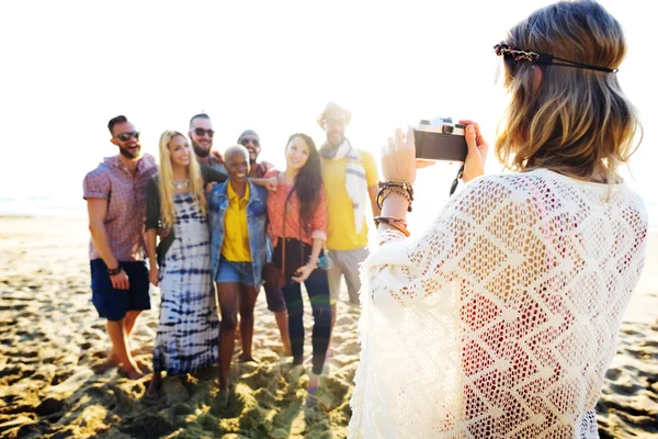 Amigos felizes são fotografados na praia — Fotografia de Stock