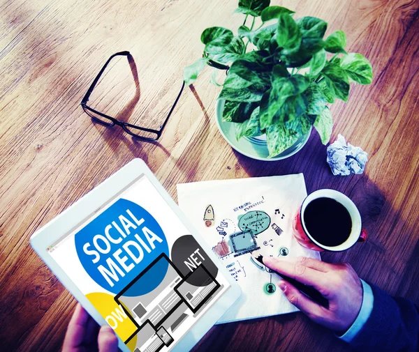 Pessoas de negócios e conceito de mídia social — Fotografia de Stock
