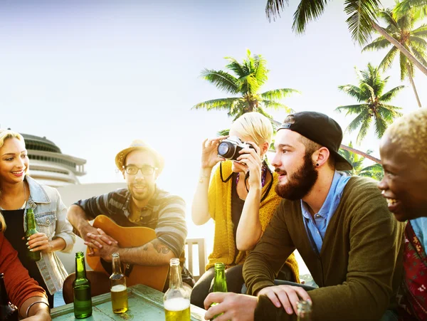 Fröhliche Freunde hängen auf der Beachparty ab — Stockfoto