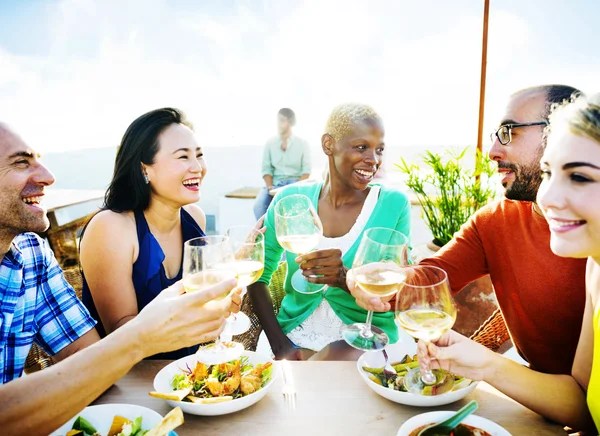 Freunde hängen bei Outdoor-Party ab — Stockfoto