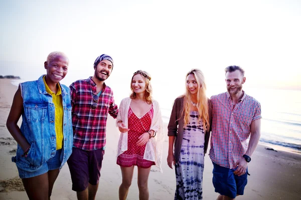 Gelukkig vrienden hebben plezier op het strand — Stockfoto