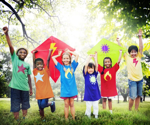 Vliegende vliegers spelende kinderen — Stockfoto