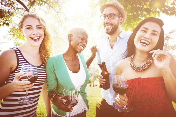 Friends Hanging Out Outdoors — Stock Photo, Image