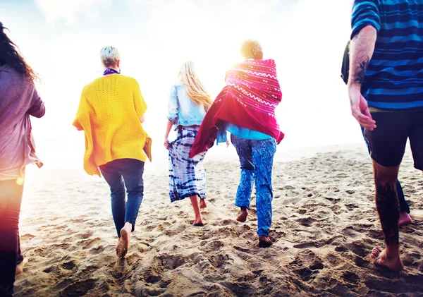 Amis heureux s'amuser sur la plage — Photo