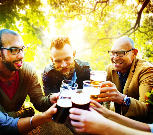 Amigos pasando el rato en la fiesta al aire libre —  Fotos de Stock