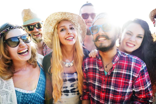 Happy friends having fun on the beach — Stock Photo, Image