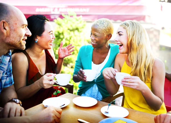 Gruppe von Freunden chillt im Freien — Stockfoto