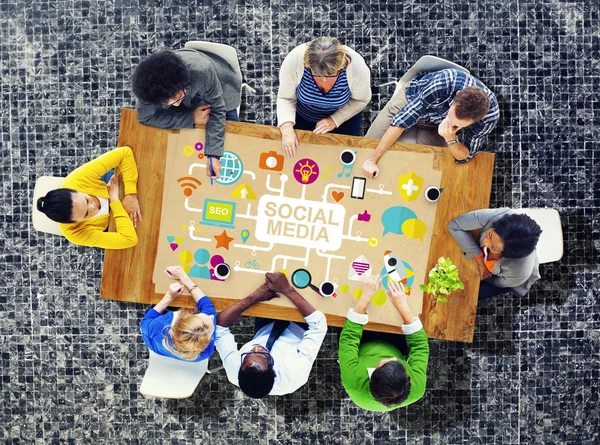 Gruppo di Diversità Persone e Social Media — Foto Stock