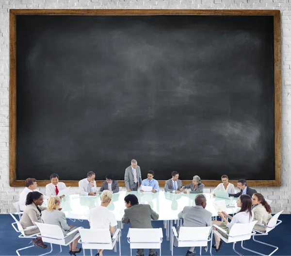 Mensen uit het bedrijfsleven met zakelijke discussie — Stockfoto