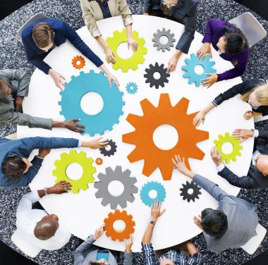 SMM üzerinde işaret eden iş adamları 