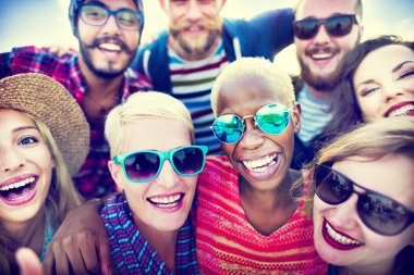 Yaz plaj partisi konsepti de arkadaşlar