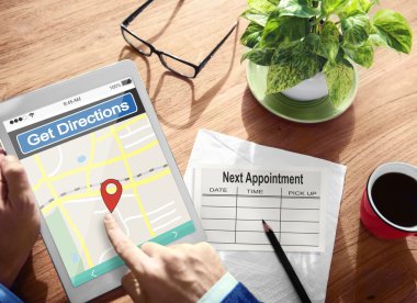 Tablet ile Online harita kullanan adam