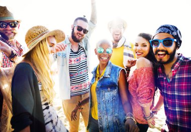 neşeli arkadaşlar Kumsal Partisi dışarı asılı