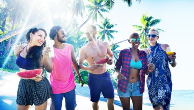 neşeli arkadaşlar Kumsal Partisi dışarı asılı