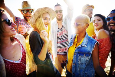 neşeli arkadaşlar Kumsal Partisi dışarı asılı