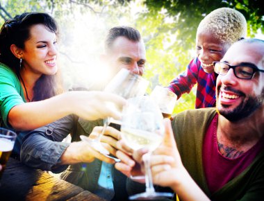 Dışarı asılı açık havada partide arkadaşlar