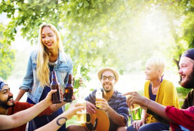 Dışarı asılı açık havada partide arkadaşlar