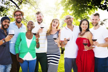 arkadaşlar açık havada asılı