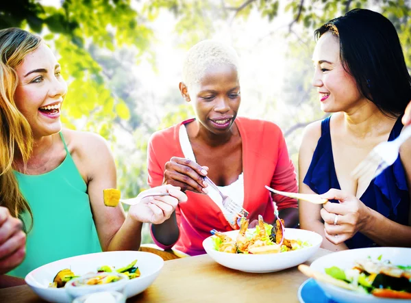 Ragazza amici appendere fuori a all'aperto partito — Foto Stock