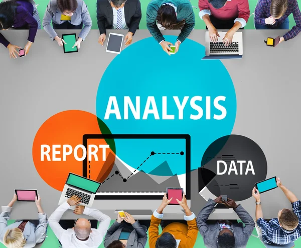 Grupp av människor och ordet analys — Stockfoto