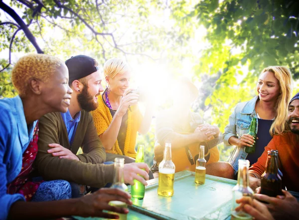 Vänner umgås på utomhus part — Stockfoto