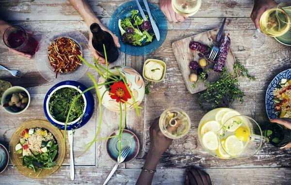 Makanan dan minuman di atas meja — Stok Foto