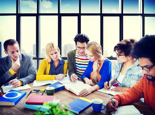 Casual människor Brainstorming koncept — Stockfoto