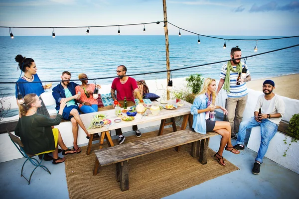 Glada vänner umgås på beach party — Stockfoto