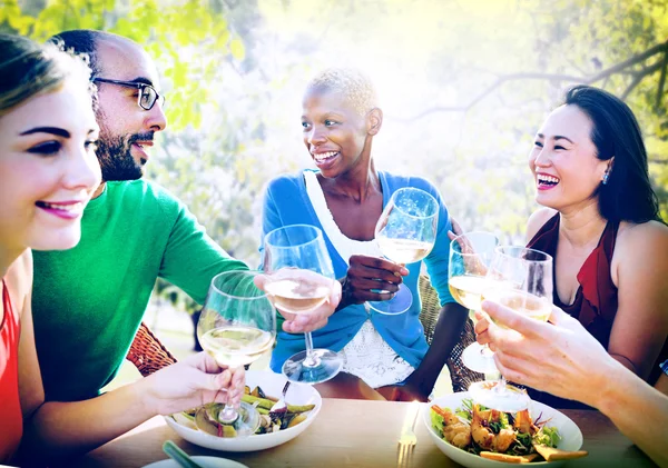 Freunde hängen bei Outdoor-Party ab — Stockfoto