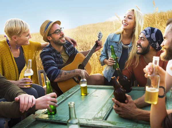 Vrienden opknoping uit bij Outdoors partij — Stockfoto