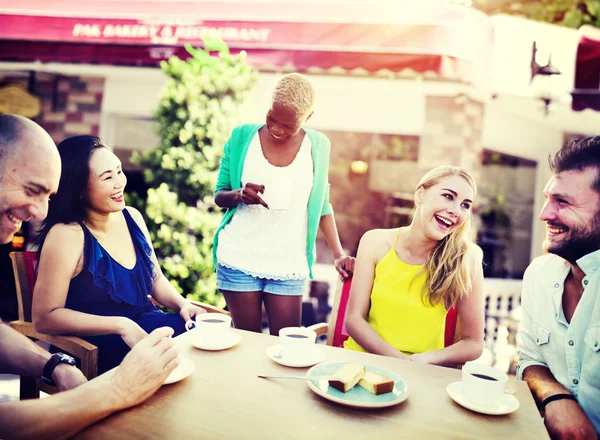 Group of friends chilling at outdoors — Stock Photo, Image
