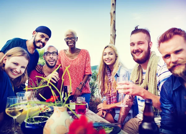 Cheerful friends hanging out on the beach party — Stock Photo, Image