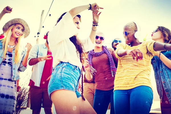 Freunde beim Sommer-Beachparty-Konzept — Stockfoto