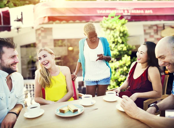 Gruppo di amici che si rilassano all'aperto — Foto Stock