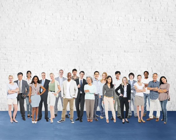 Mångfald människor som står tillsammans — Stockfoto
