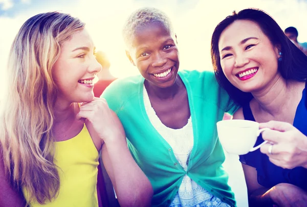 Chicas amigas tomando un café —  Fotos de Stock