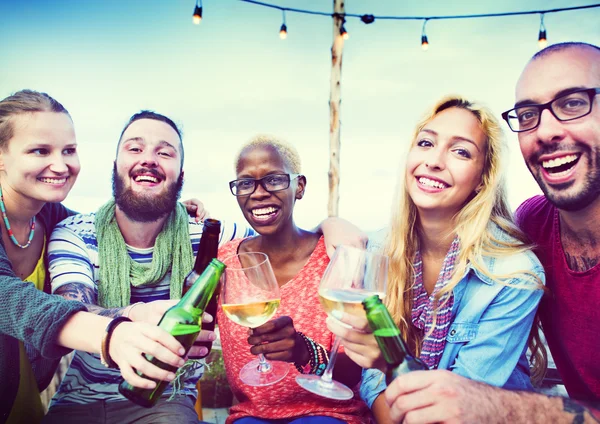 Vrolijke vrienden opknoping op de beach party — Stockfoto