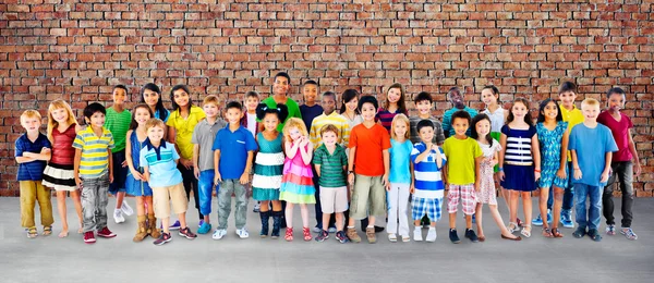 Entzückend lächelnde Kinder — Stockfoto