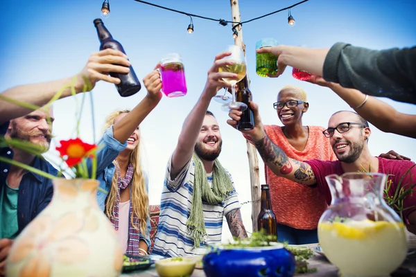 Cheerful friends hanging out on the beach party — Stock Photo, Image