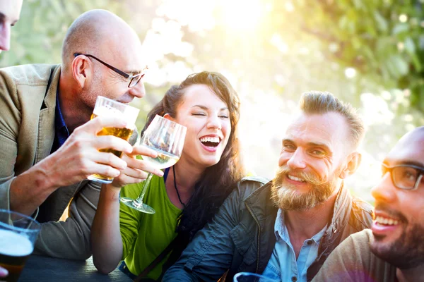 Amigos pasando el rato en la fiesta al aire libre — Foto de Stock