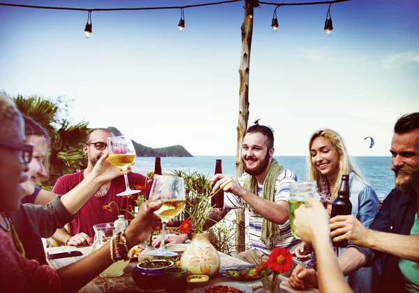 Веселые друзья тусуются на пляжной вечеринке — стоковое фото