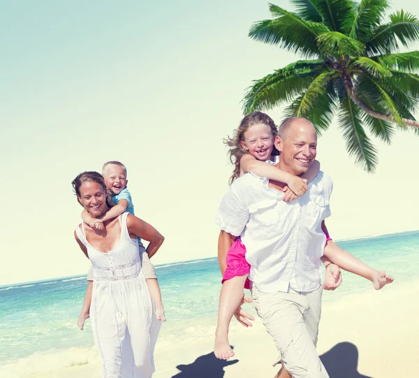 Rodina na dovolené, letní koncepce — Stock fotografie