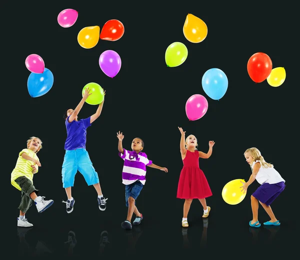 Dzieci bawiące się balonami — Zdjęcie stockowe