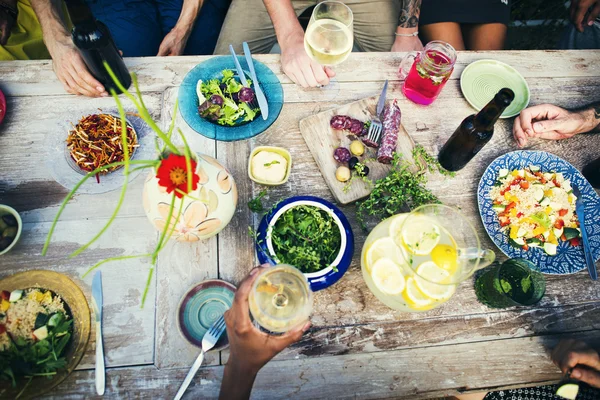 Eet- en drinkgelegenheden op tafel — Stockfoto