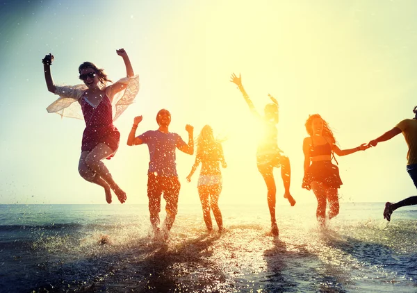 Amigos felizes se divertindo na praia — Fotografia de Stock