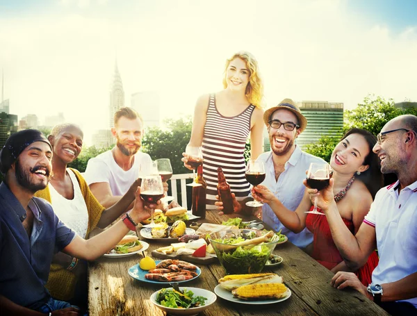 Amigos comemorando no telhado — Fotografia de Stock