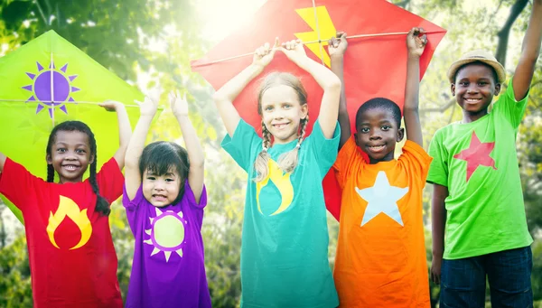 Niños jugando cometas voladoras —  Fotos de Stock