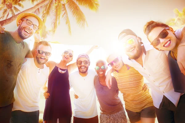 Freunde hängen auf der Beachparty ab — Stockfoto
