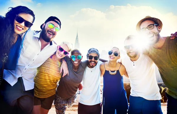 Друзі в сонцезахисних окулярах, що стоять разом на відкритому повітрі — стокове фото